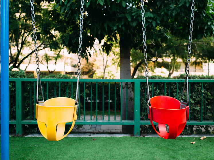 Германия — Раскол в песочнице: пустые качели vs битва за места в детсадах