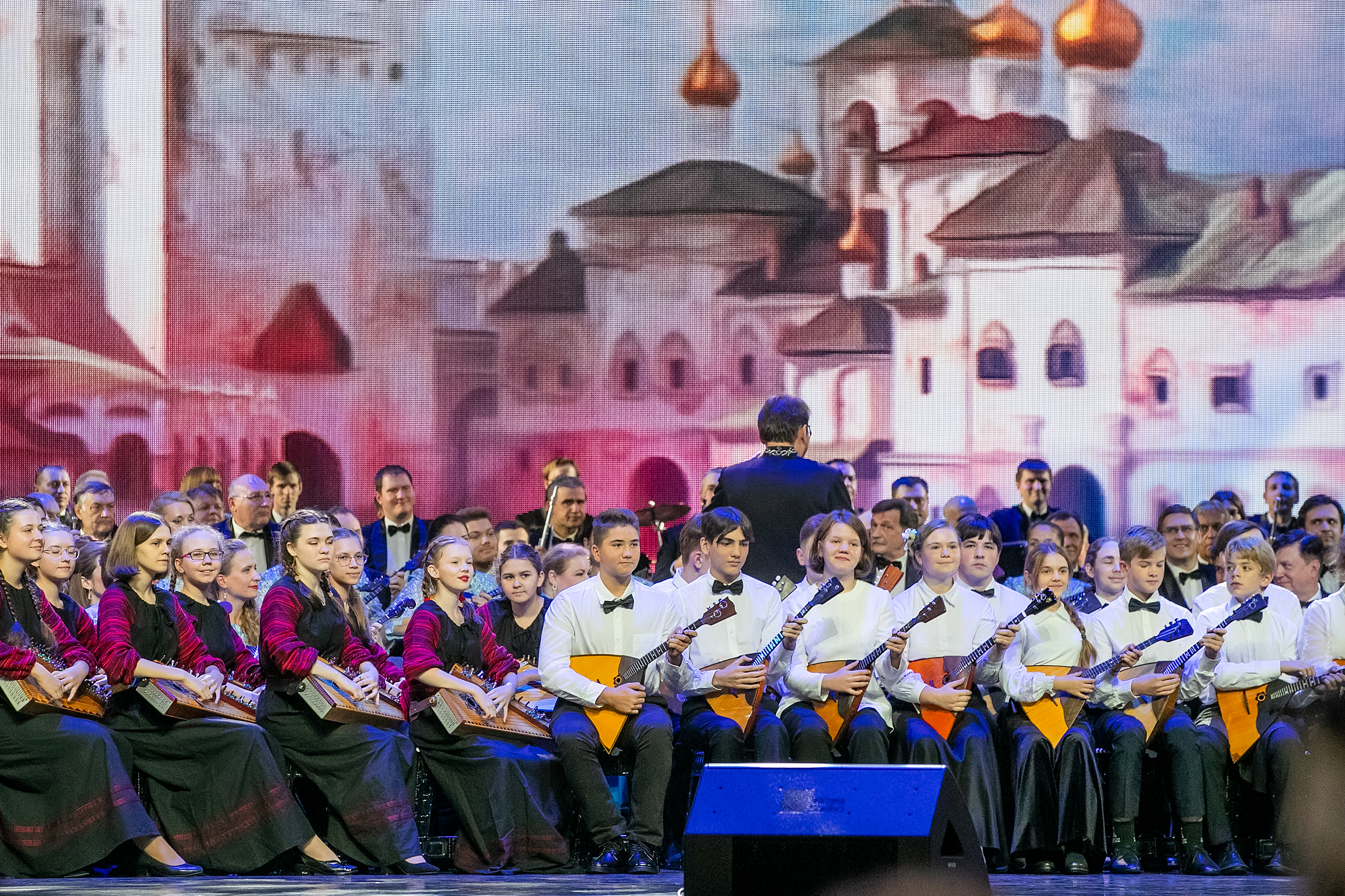 оркестр во дворце