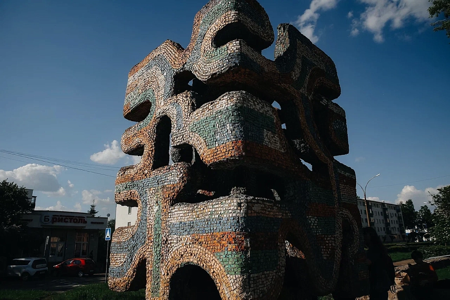 Фото: челнинские активисты начали восстанавливать скульптуру Ханова 