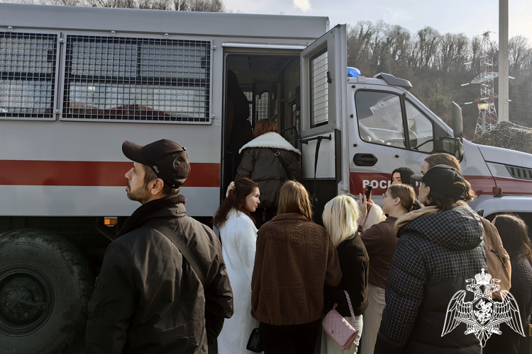 В Сочи бойцы ОМОН провели день открытых дверей для студентов 