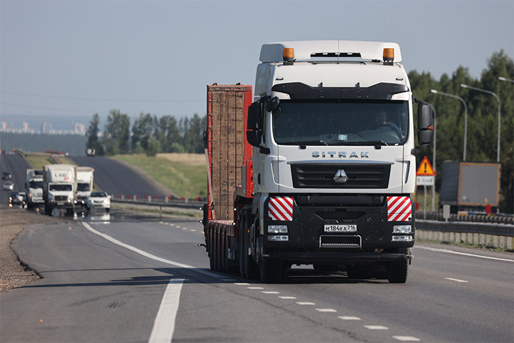 «У нас нет задачи уменьшить количество автомобилей китайских брендов. Наша цель — обеспечить достаточное, достойное количество предложений отечественной техники, в том числе от КАМАЗа, по приемлемым ценам. Чтобы было выгодно производить в стране и эта продукция была востребована на рынке»