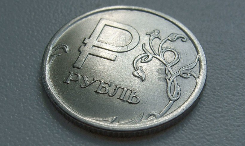 Главный аналитик Банки.ру Зварич рассказал, покупать ли сейчас доллары к отпуску