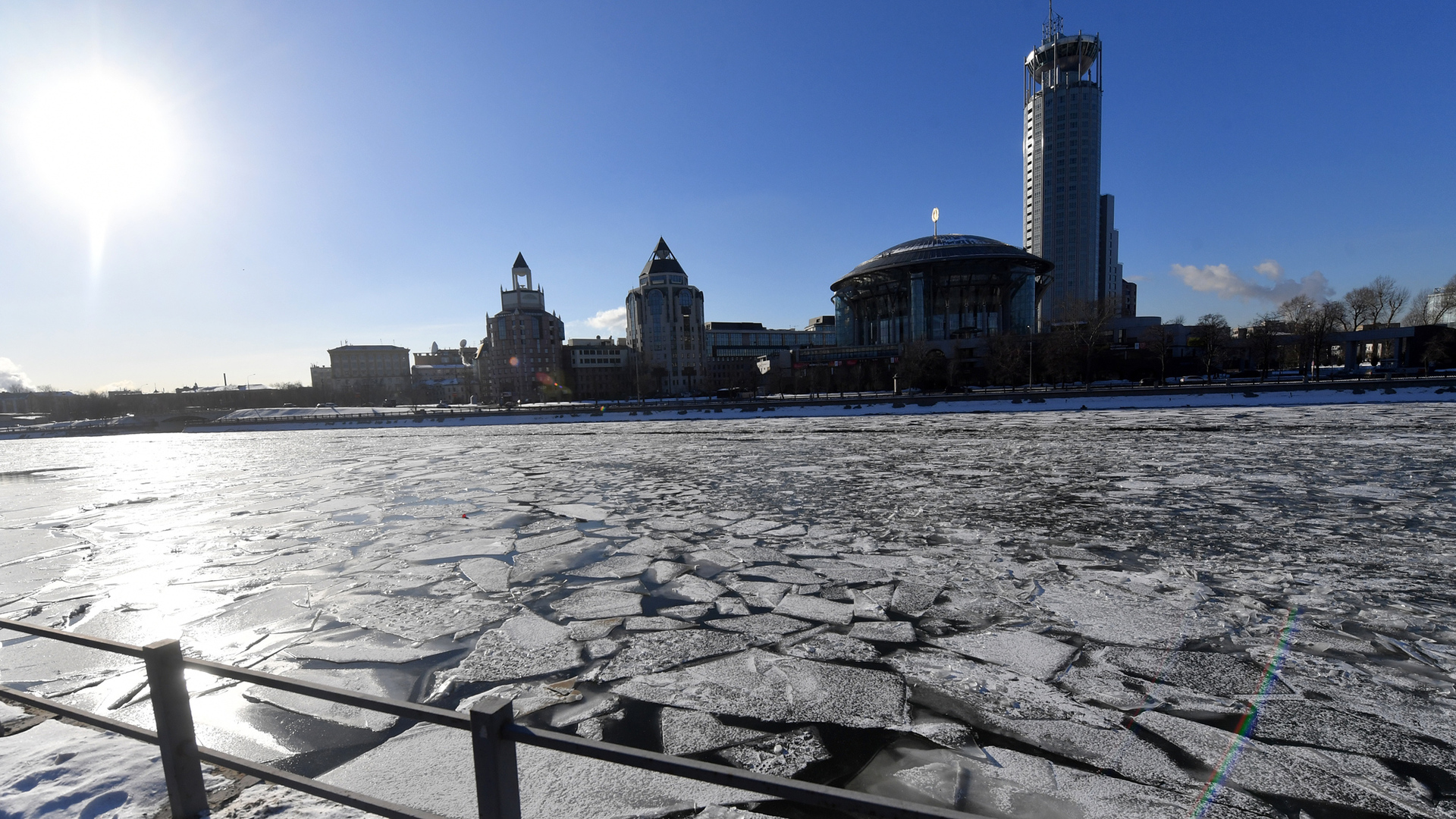 Раковая краснохолмская набережная. Морозная Москва солнечно. Лед на Москве реке Химки. Лед на реке Москве Архангельское. Максим Евсеев Краснохолмская набережная Москва.