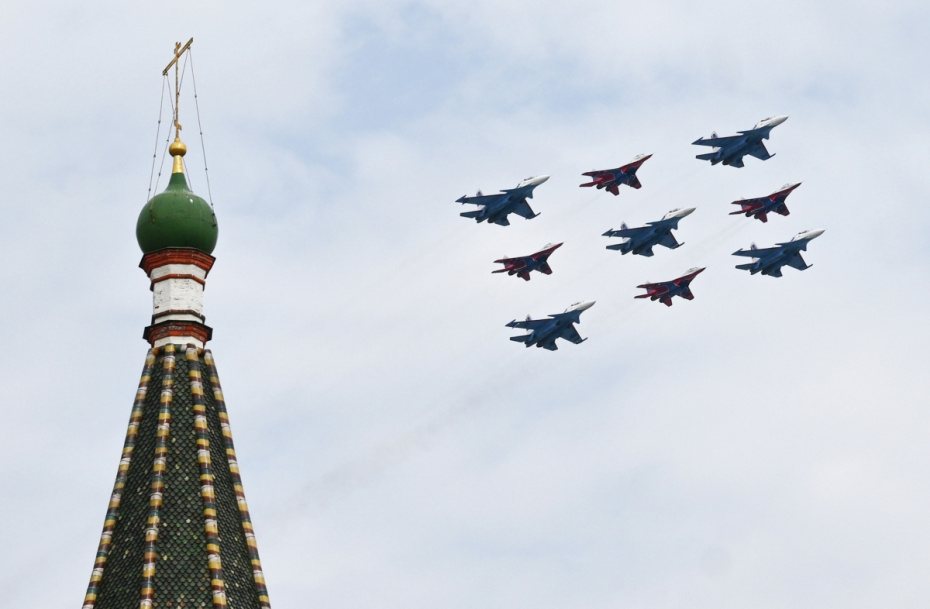 Строй «кубинский бриллиант» из истребителей МиГ-29 и Су-30СМ пилотажных групп «Русские витязи» и «Стрижи» на репетиции воздушной части парада в Москве в честь Победы в Великой Отечественной войне