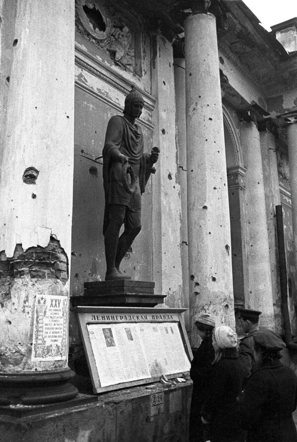 Ленинградцы читают свежую газету. - Sputnik Абхазия