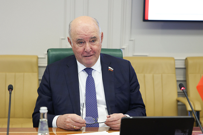Сенатор Григорий Карасин