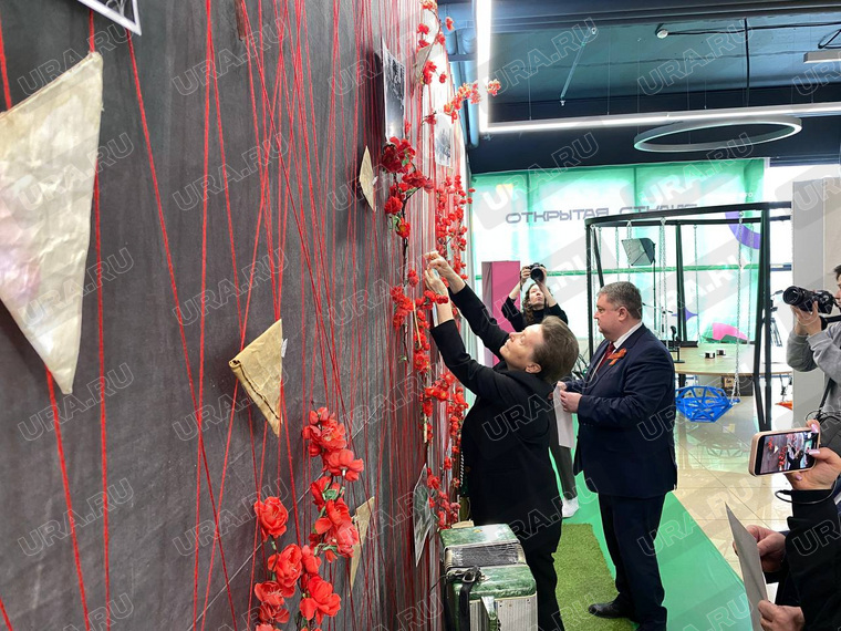 Губернатор ХМАО Наталья Комарова и мэр Нижневартовска Дмитрий Кощенко прикрепляют портреты своих родственников на стену Победы в арт-резиденции «Ядро»