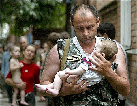 Фото Теракт во время школьной линейки: 10 горьких фотографий трагедии в Беслане, которую мы не забудем 3