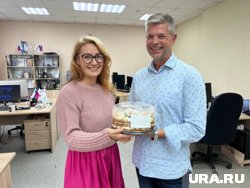 Владимир Семенов (справа) пришел к URA.RU отпраздновать победу