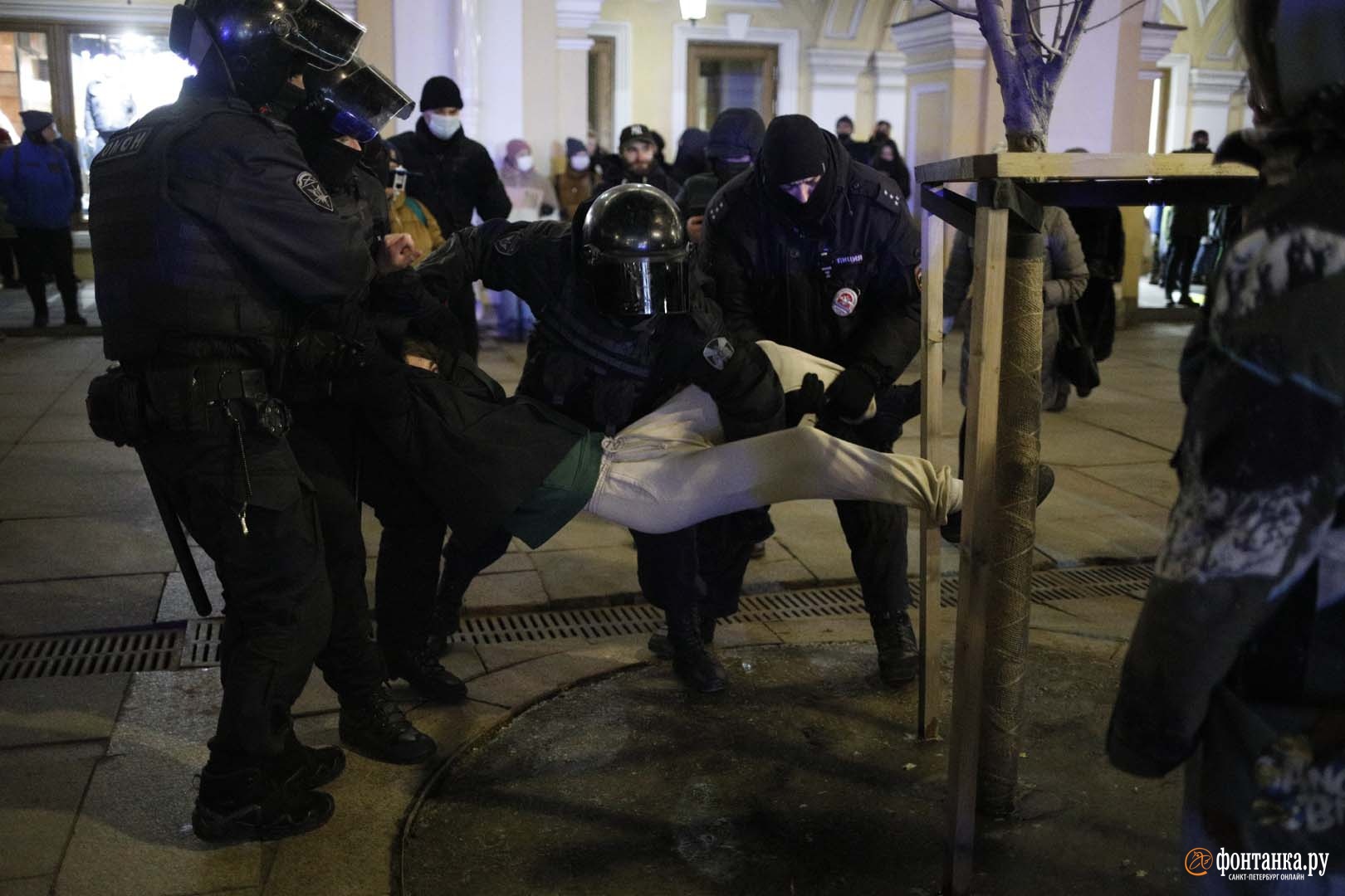 миру мир задержания. ольга смирнова активистка. протесты в москве против войны. протесты против войны с украиной. миру мир задержания.