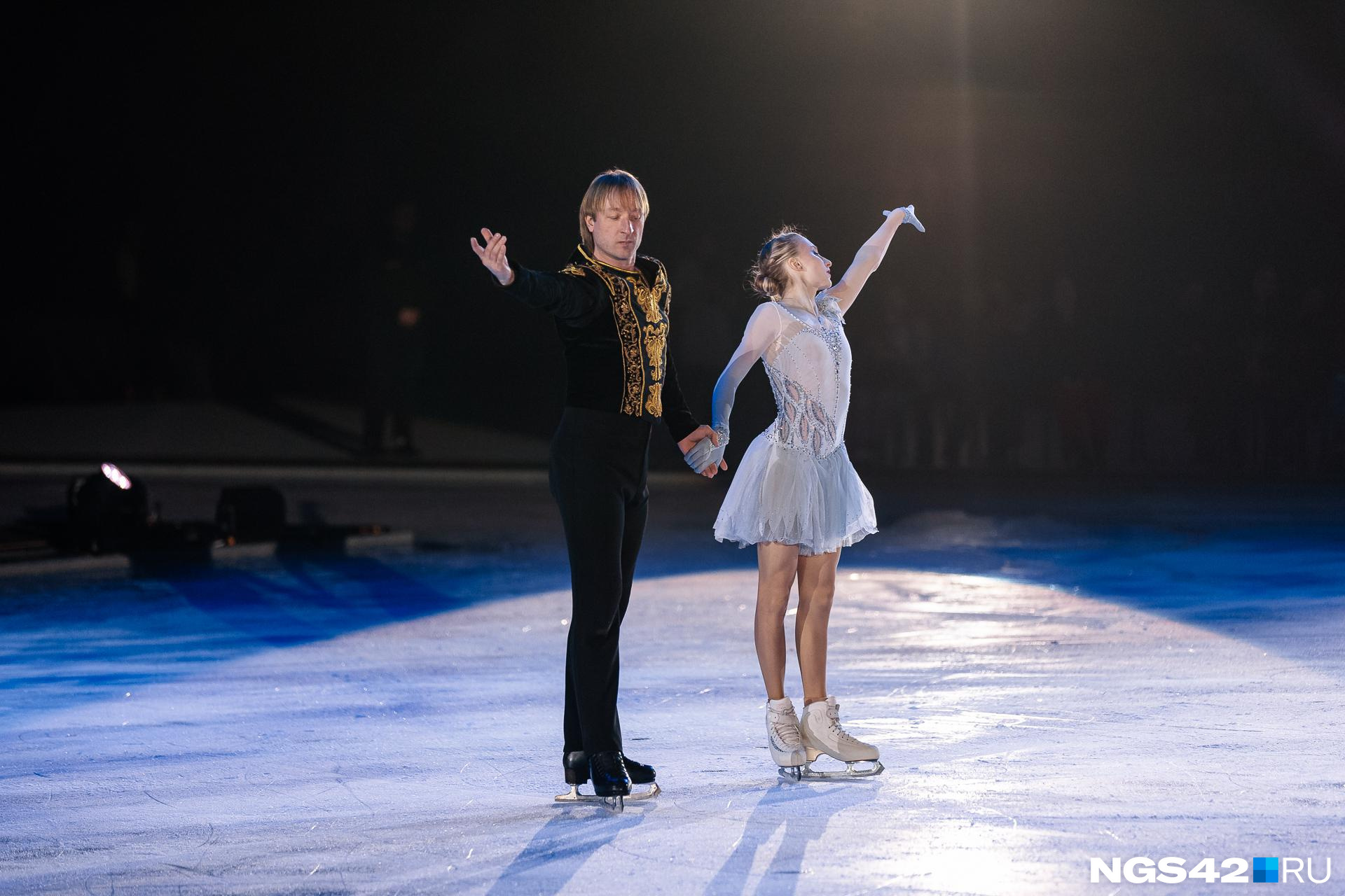 Ледовое шоу плющенко лебединое озеро. Лебединое озеро плющенко 2022 елена ильиных. Шоу плющенко лебединое озеро 2021. Ледовое шоу плющенко 2023. Костомаров ледовое шоу.