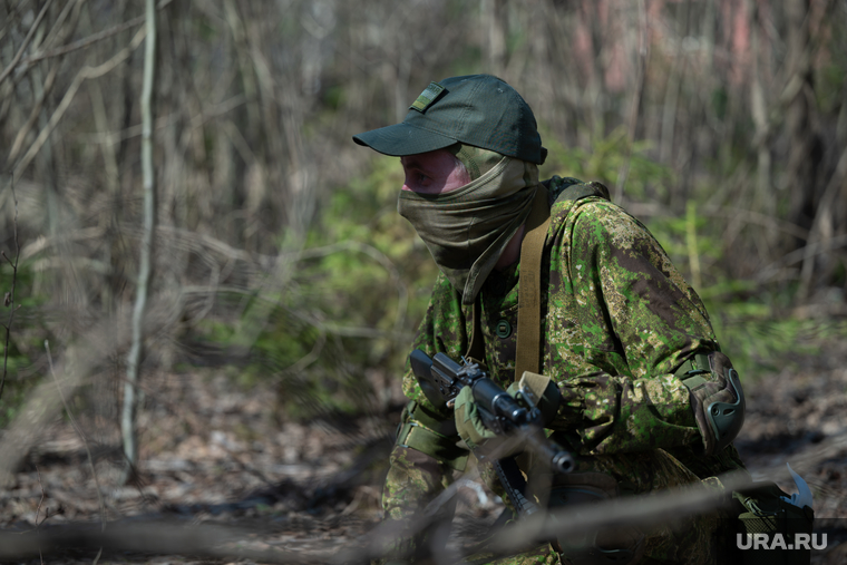 Военно-тактическая подготовка гражданского населения на полигоне. Пермь, тренировка, автомат калашникова, противостояние, боевики, лес, оружие, вооружение, война, подготовка, ак, конфликт, вооруженные силы, тайга, бойцы, зеленка, вооруженные люди, вооруженный человек, весна, солдат, мобилизация, сво, наемники, военный, бойцы сво, ак 74