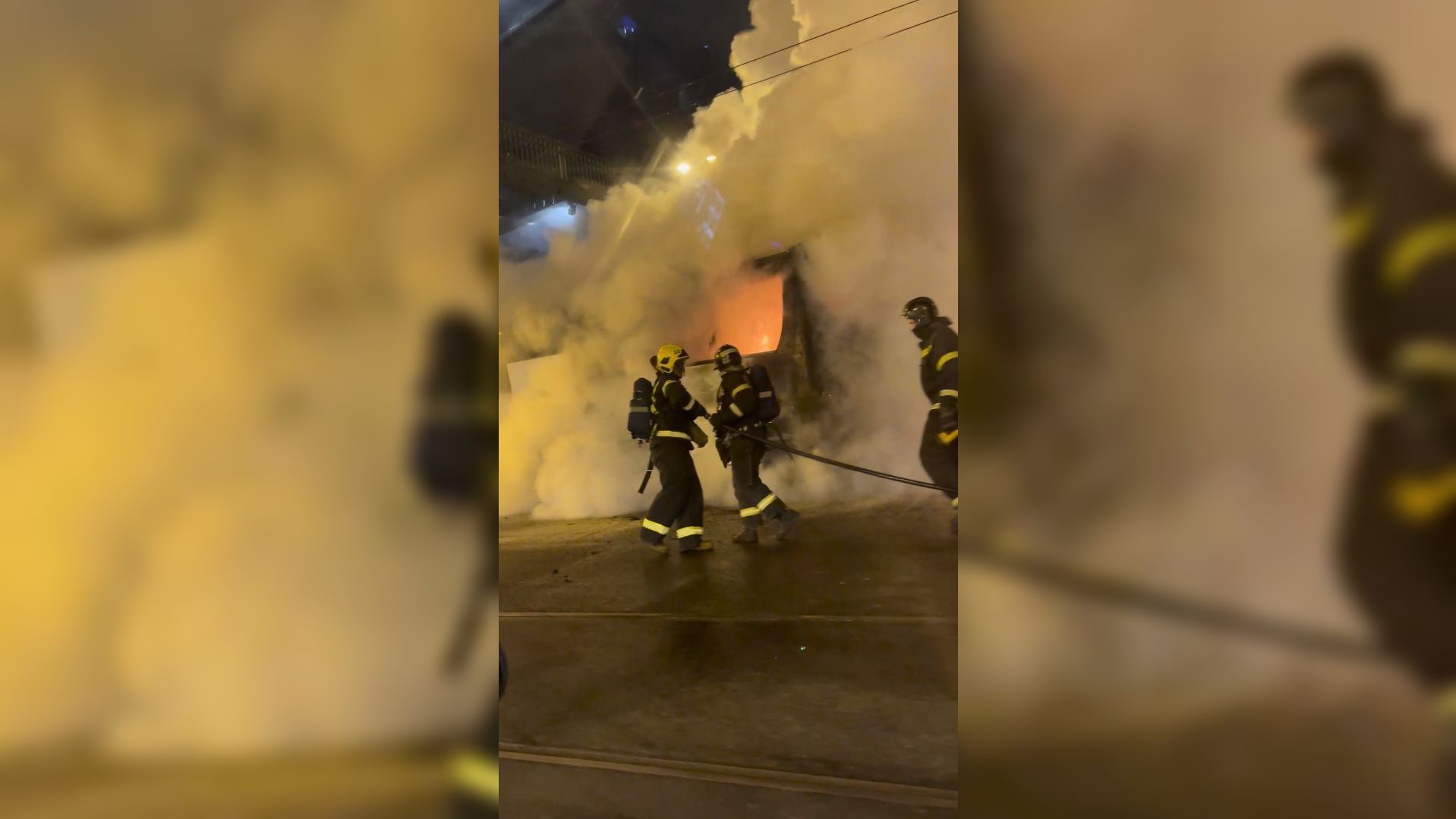 Пожар спб сейчас приморский. Пожар в Санкт-Петербурге сейчас в Приморском районе. Пожар на автобусной улице СПБ. Сгорел автобус в Колпино.