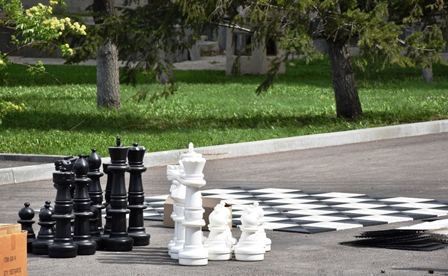 В Пензе вернули большие шахматы на привычное место у городской администрации