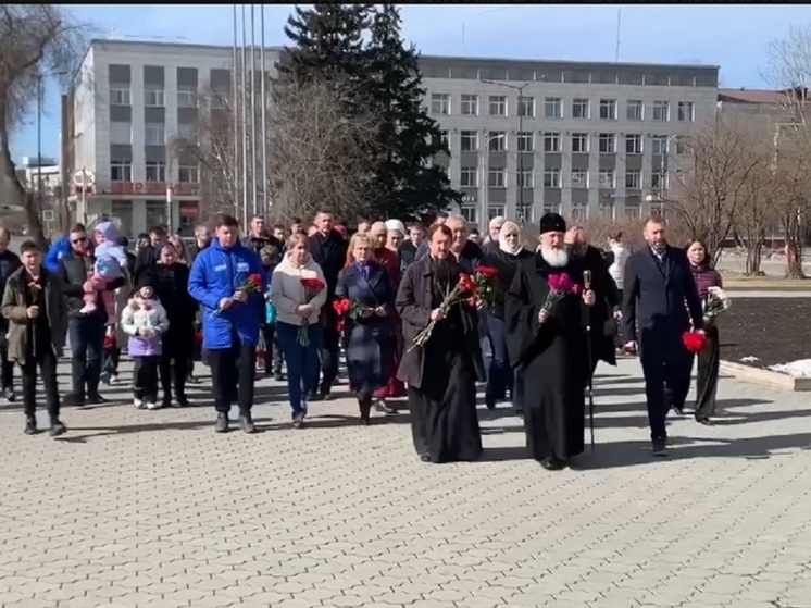 В Иркутске несут цветы к часовне Казанской иконы Божией Матери в память о трагедии в «Крокус Сити»