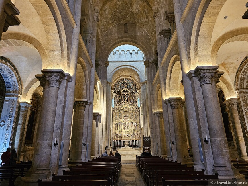 Интерьер Старого собора Коимбры.