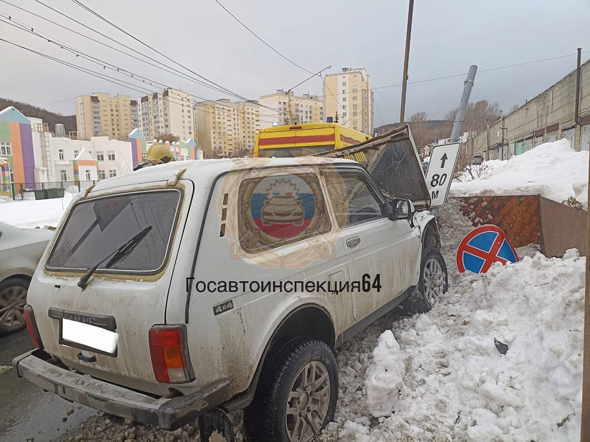 В Саратове водитель «Нивы» врезался в ограждение