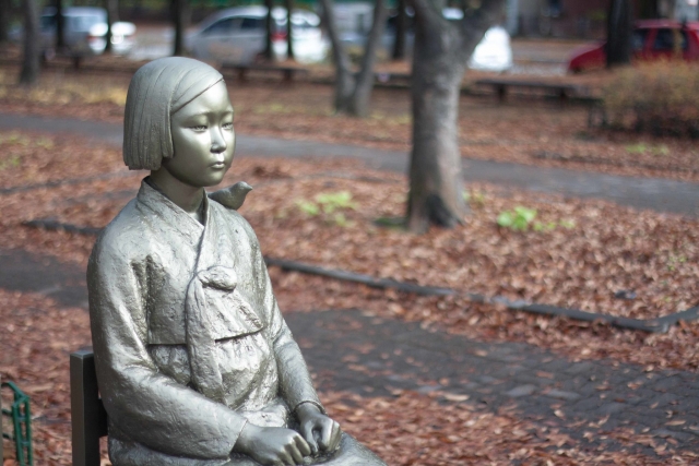 Статуя мира (олицетворяет женщин оказавшихся в сексуальном рабстве) перед посольством Японии в Сеуле. Скульпторы Ким Сон Кюн и Ким Юн Сун
