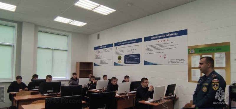 Студентов научили правильно надевать противогаз