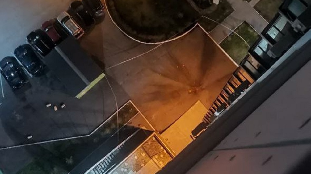 женщина упала с 24 этажа пермь. женщина выбросилась из окна пермь. девушка выбросилась из окна. в перми девушка выпала из окна. женщина выбросилась из окна пермь.