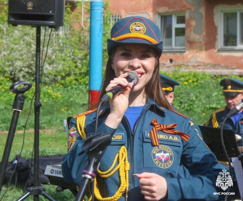 Музыка военных лет под окнами: в Омске труженицу тыла поздравили фронтовыми песнями