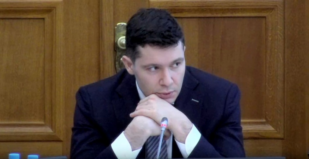 алиханов зеленые глаза