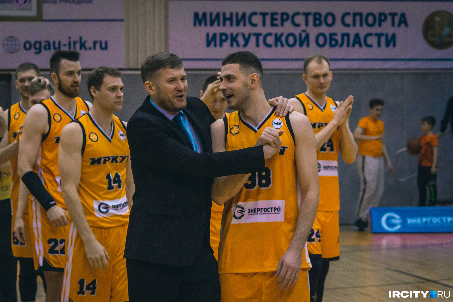 Тренер «Иркута» Яков Фокин поздравляет Кирилла Коновалова с победой