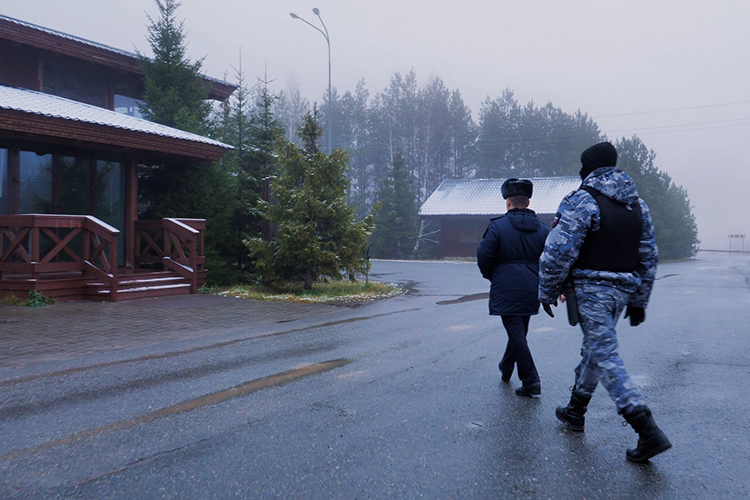 Установив имущество, приставы въехали на территорию гостевых домов (препятствовать никто не стал — шлагбаум, который загораживал проезд, быстро открыли), проехались до нужных гостевых домов и опечатали их
