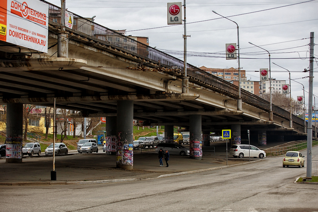 Пешеходный переход под мостом
