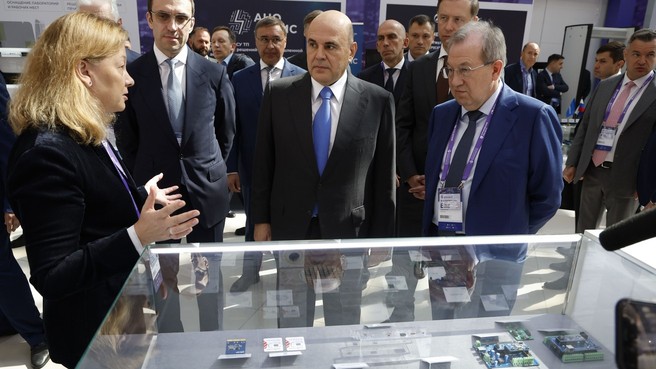 Михаил Мишустин осмотрел выставку Российского форума «Микроэлектроника 2025». С Министром науки и высшего образования Валерием Фальковым, Денисом Мантуровым, президентом РАН Геннадием Красниковым, заместителем министра промышленности и торговли Василием Шпаком. Слева - генеральный директор АО «Макрон» Гульнара Хасьянова