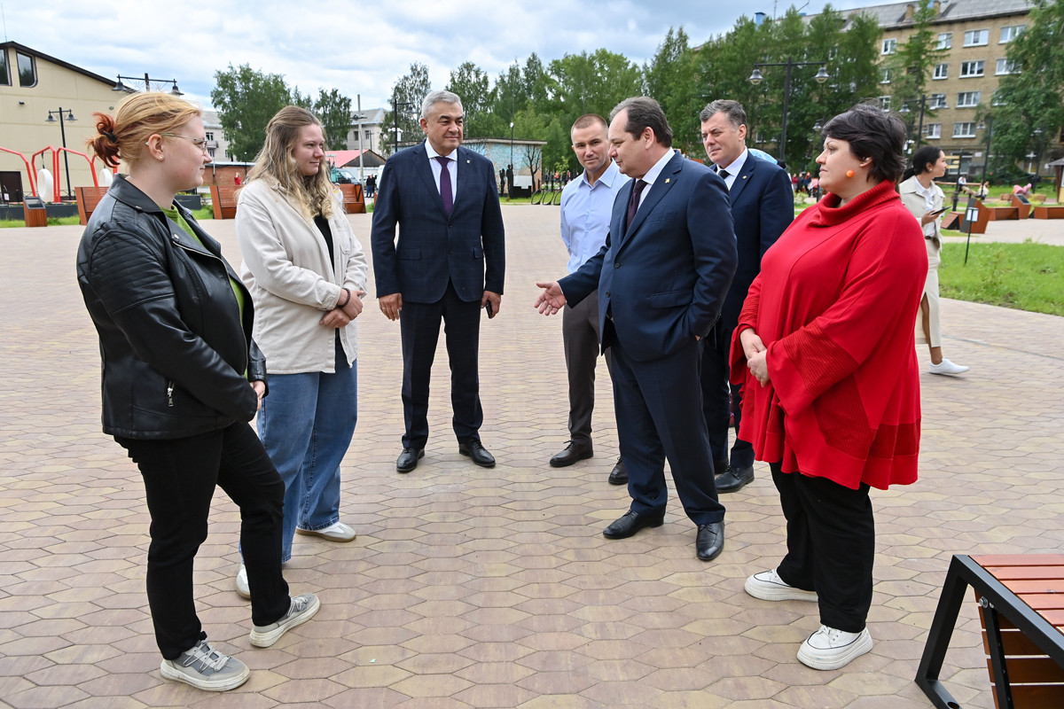 Изображение новости "Ростислав Гольдштейн посетил обновлённый парк «Берёзовая Роща» в Сосногорске"