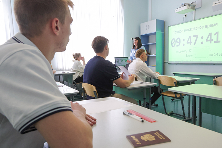В основной период ЕГЭ сдали около 682 тысяч человек