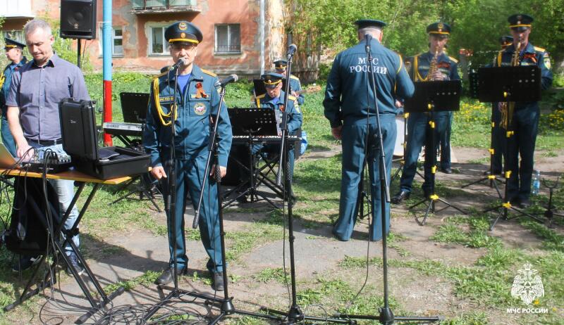 Музыка военных лет под окнами: в Омске труженицу тыла поздравили фронтовыми песнями