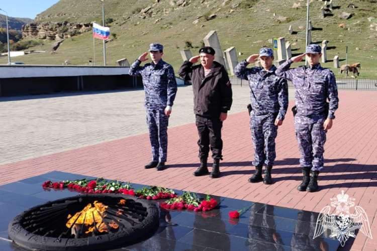 Сотрудники и ветераны Росгвардии провели для школьников урок Мужества