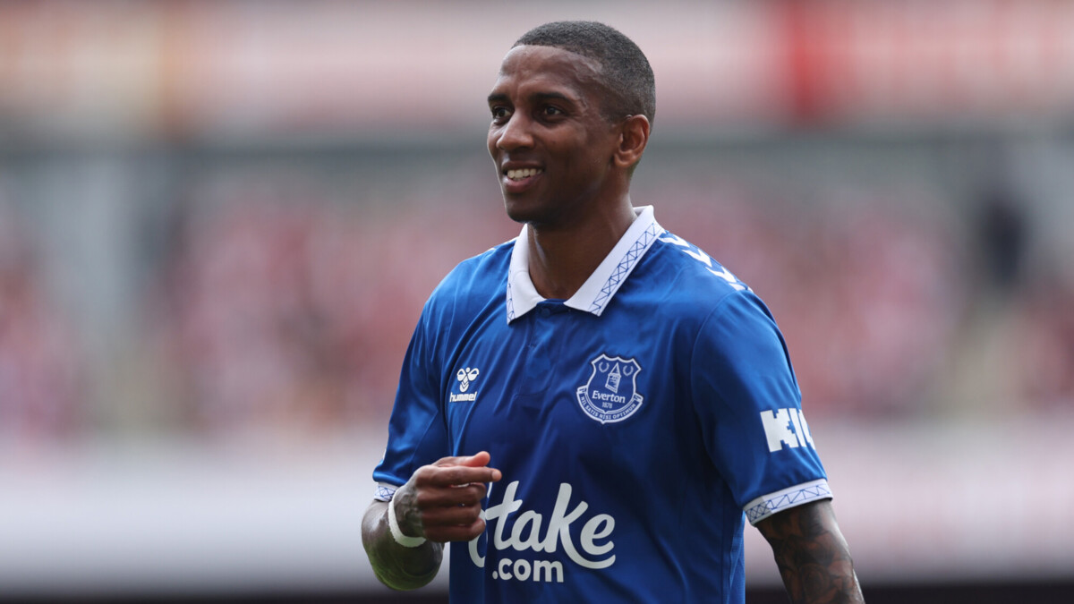 Защитник Эшли Янг покинет «Эвертон» по окончании сезона