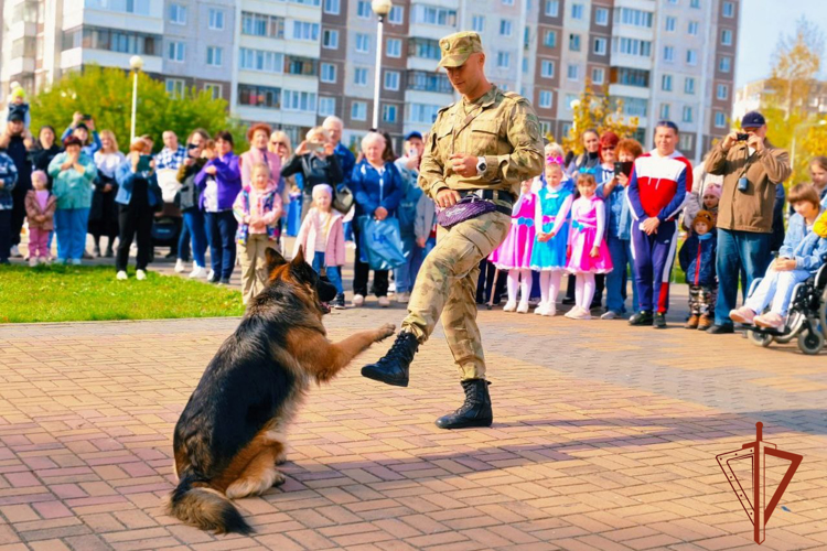 Кинологи Росгвардии добавили радости в осенний праздник в Томской области