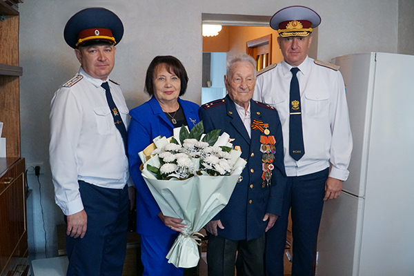 Труженику тыла полковнику внутренней службы в отставке Александру Семёновичу Черневу исполнилось 95 лет. 
