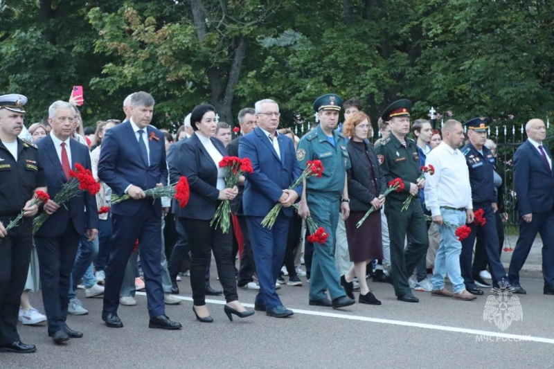 Сотрудники МЧС России и кадеты почтили память павших в Великой Отечественной войне