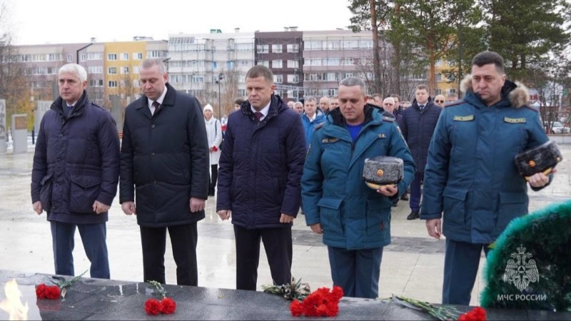 В Ноябрьске проходит второй день «Конгресса безопасности Арктики 2024».День начался с возложения цветов к мемориалу на площади Памяти.