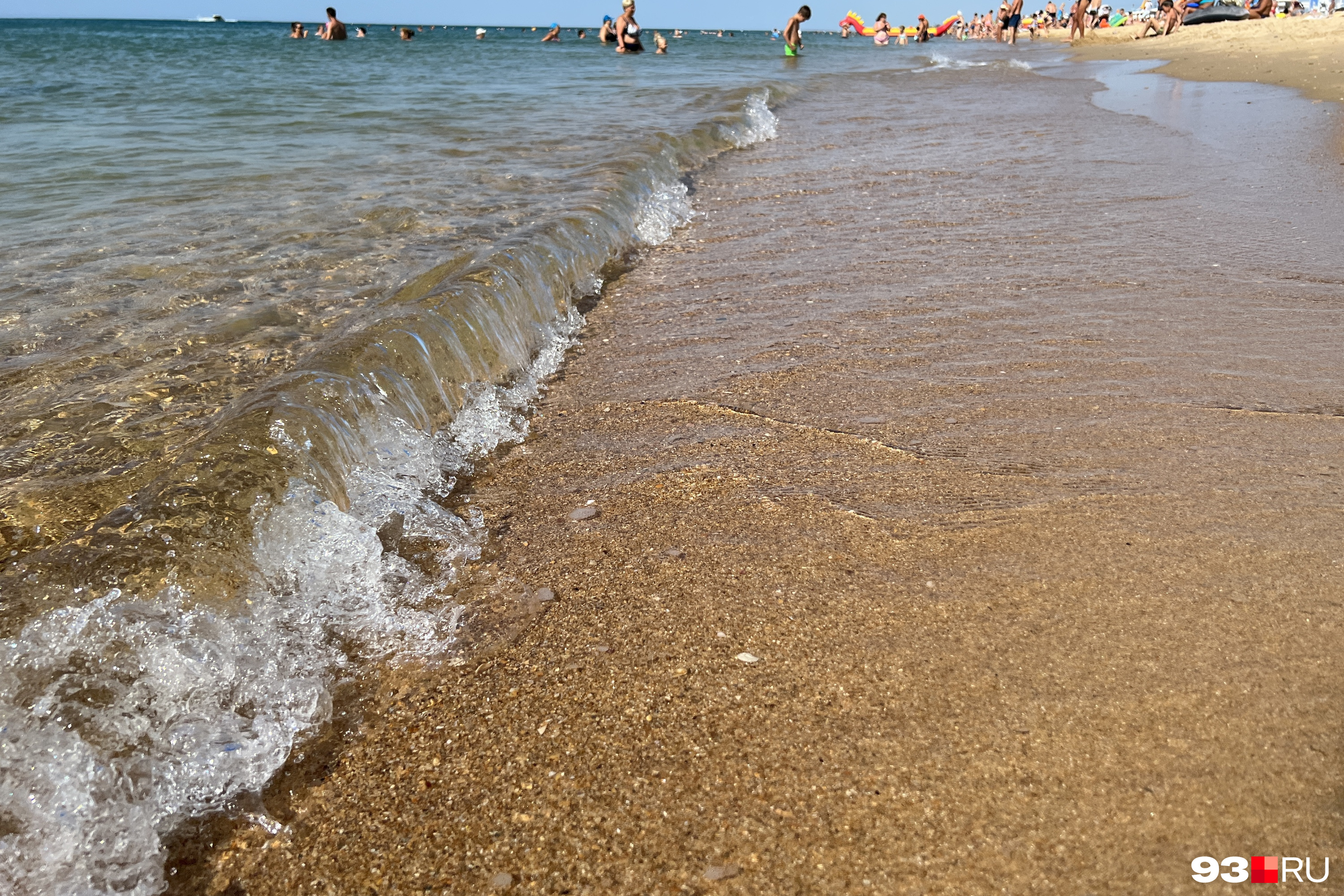 Вода в море сочи октябрь. Кучугуры. Кучугуры Краснодарский край. Вилла Анжера Песчаное. Самый чистый пляж в Крыму с песком.