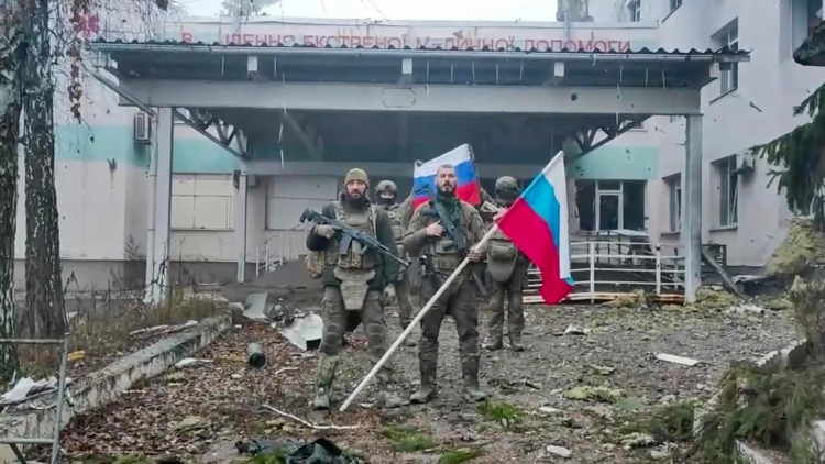 Военнослужащие подразделений группировки войск «Запад» развернули российский триколор в Купянске, территория которого перешла под полный контроль российских военных. Стоп-кадр с видео