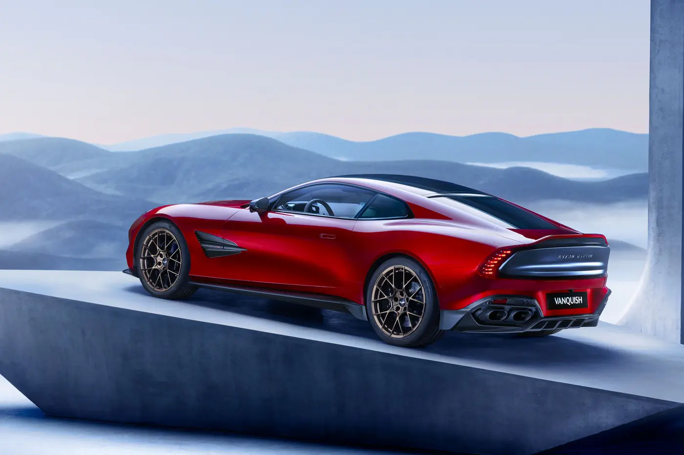 Три поколения победителей: четвертьвековой юбилей Aston Martin Vanquish