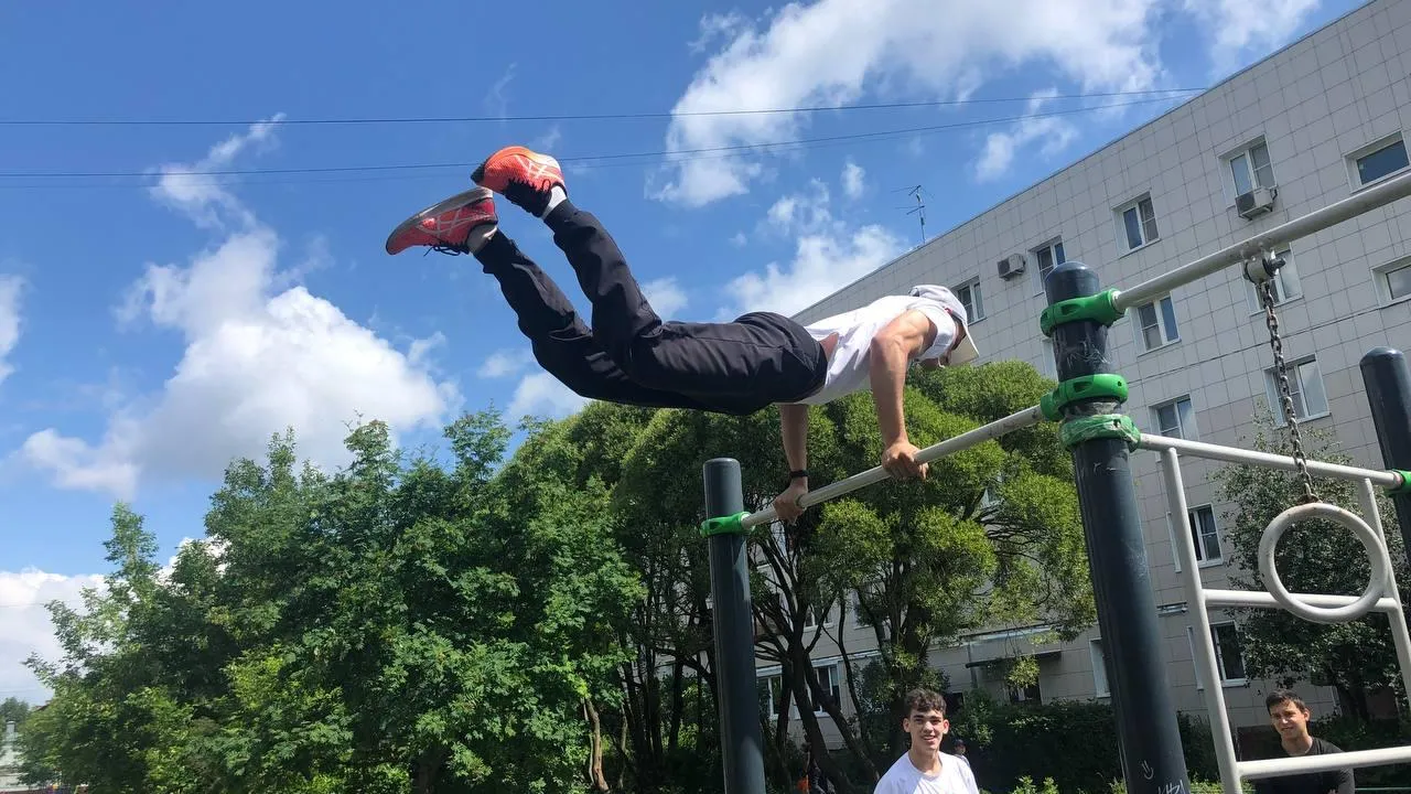 На спорте подольск. Турник на улице. Спорт турник. Тренировка на улице. Спорт для всех.
