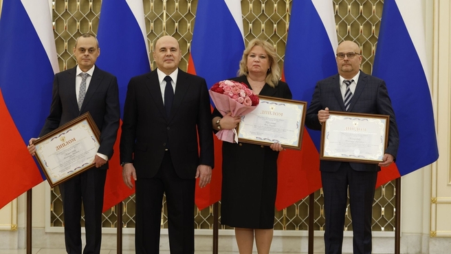 Михаил Мишустин вручил премии Правительства за 2025 год в области средств массовой информации. С членами коллектива газеты «Вечерняя Москва» – врио главного редактора Александром Шарнаудом (получил премию за главного редактора Александра Куприянова (награждён посмертно), старшим обозревателем отдела специальных корреспондентов и обозревателей Ольгой Кузьминой и арт-директором группы дизайна Александром Костриковым