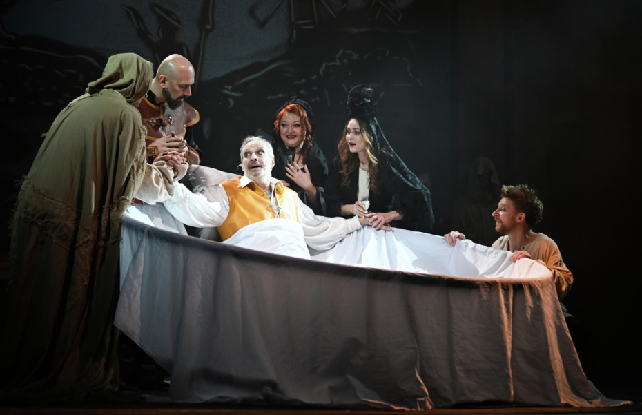 Денис Светличный в роли Карраско — Рыцаря Зеркал; Михаил Полосухин в роли Дон Кихота; Анастасия Савицкая в роли ключницы; Вероника Лысакова в роли Антонии; Захар Ронжин в роли слуги Санчо Пансы (слева направо) в спектакле «Я — Дон Кихот! Человек из Ла Манчи» режиссера Евгения Герасимова