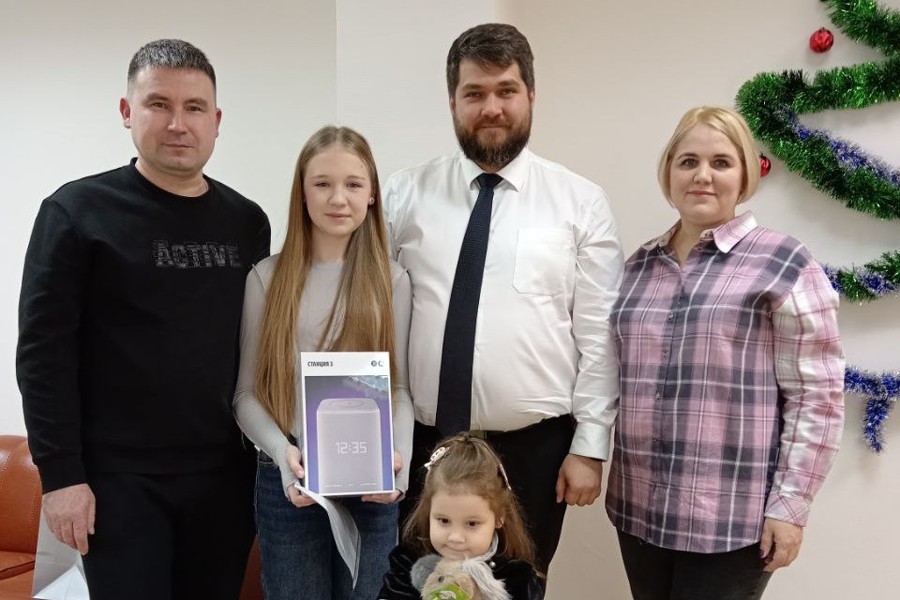 Алиса и лошадка: министр цифрового развития Чувашии Михаил Степанов исполнил новогодние желания детей