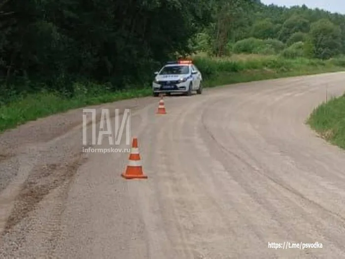Автомобиль опрокинулся на дороге (ФОТО)