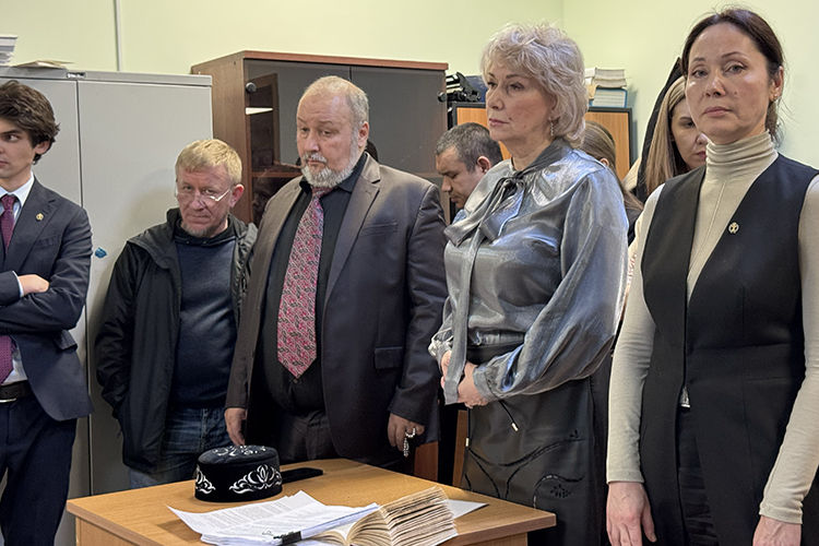 Вместе с Барлевой на скамье подсудимых по обвинению в этих же преступлениях оказался издатель газеты «Сираҗи сүзе» Искандер Сиразиев