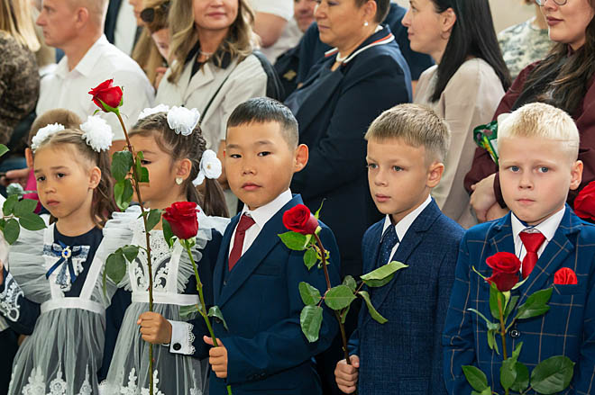 Пожалуй, самыми серьёзными людьми на торжественной линейке были первоклашки, которые, несмотря на совсем юный возраст, прекрасно понимали значимость происходящего события. ФОТО: ЗЕМФИРА АЗАМАТОВА
