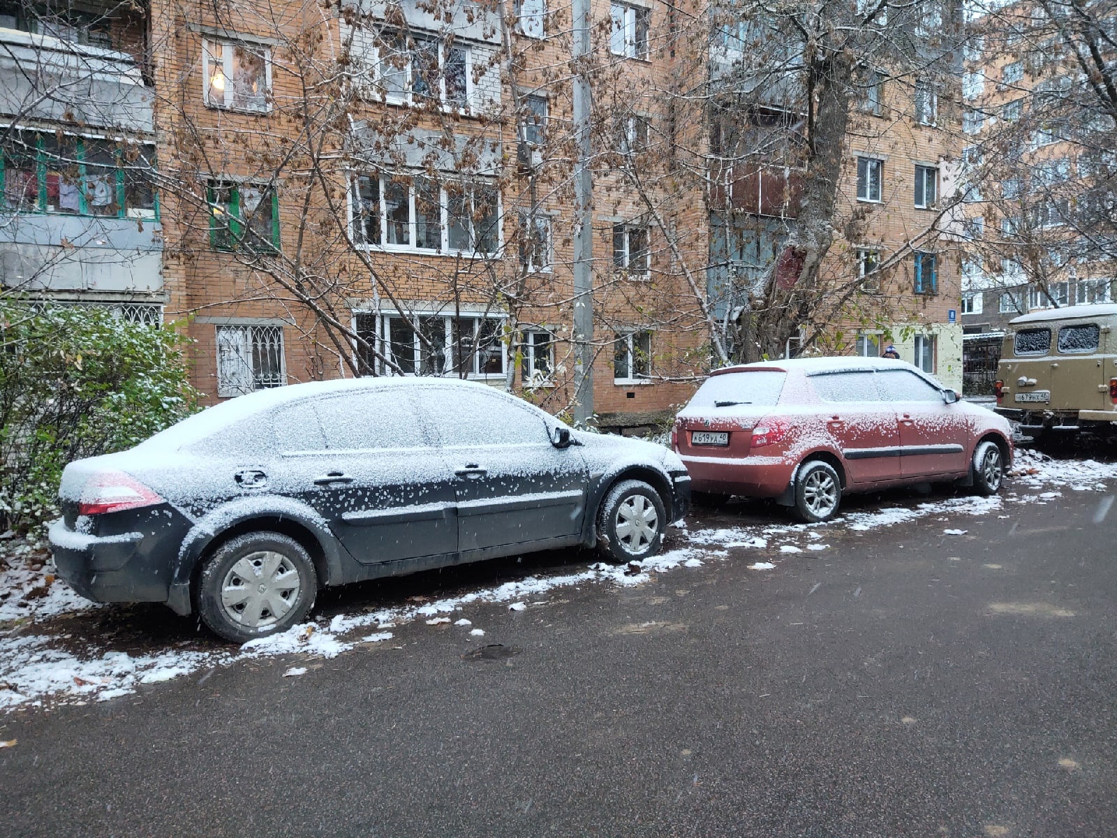 Новости 31 октября. Заснеженный автомобиль. Авто в снегу. Машины чиновников. Снег сегодня.